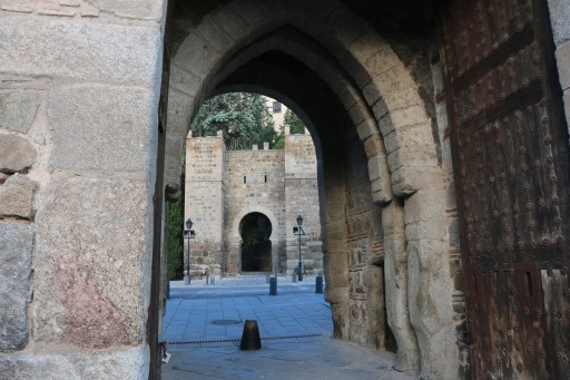 Vista desde el interior del torreón con la Puerta de Alcántara al fondo