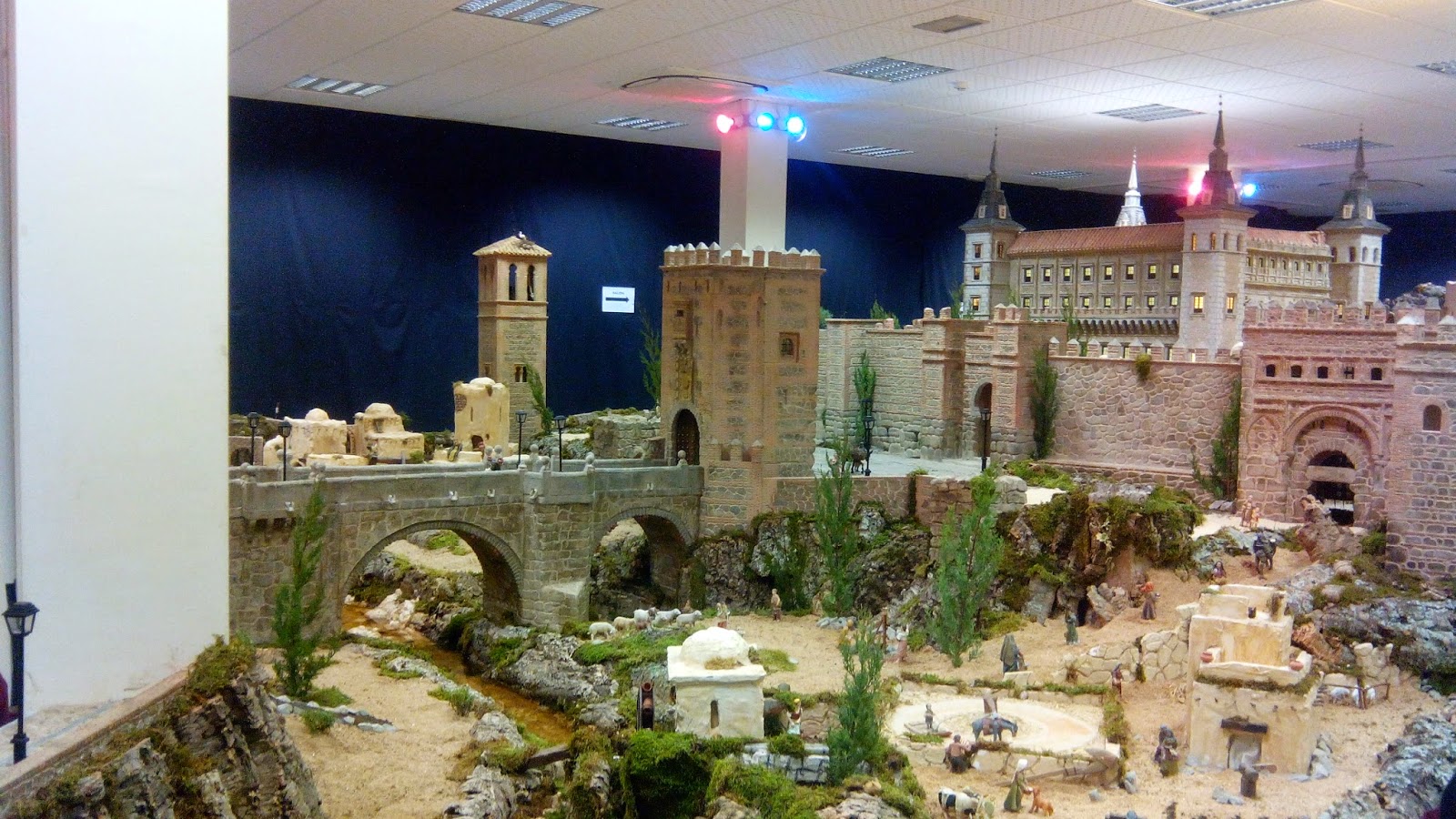 Puente de Alcántara, Puerta de Alfonso VI y Muralla, al fondo Santiago del Arrabal y el Alcázar
