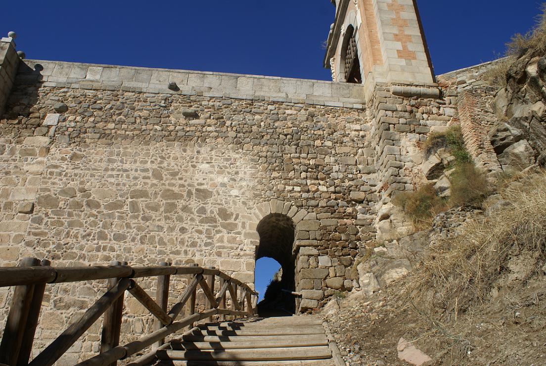 Lateral del puente cuyo ojo fue tapiado en época islámica
