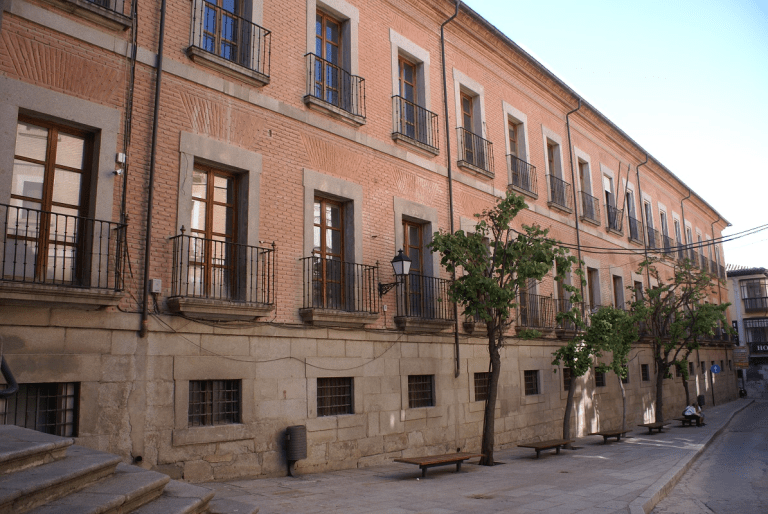 fachada de la Delegación de Hacienda. Calle Alfonso X El Sabio 