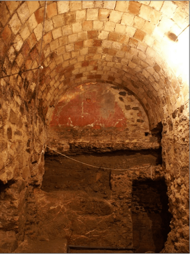 Bóveda galería y acceso a las cisternas romanas