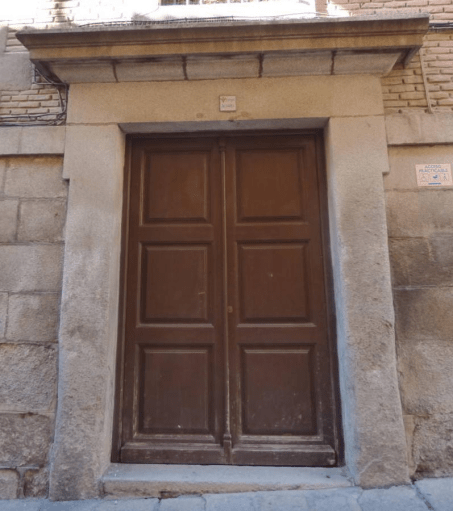 Puerta secundaria en la calle Navarro Ledesma que sirvió de acceso al refugio habilitado en la Guerra Civil.