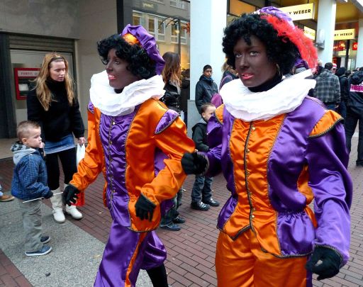 Dos mujeres holandesas disfrazadas de Zwarte Piet