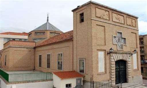 Iglesia de Santa Barbara con la puerta del Banco de España