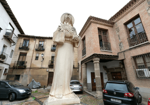 imagen de Santa Clara en la plaza