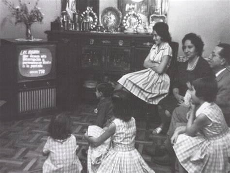 Familia ante el televisor