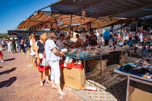 "El Martes" mercadillo, aparcamiento del barrio de Santa Teresa