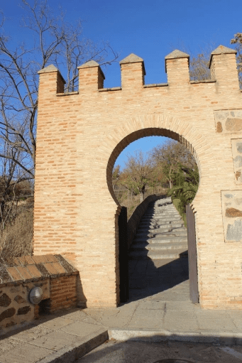 ARCO DE TIPO CALIFAL EN LA SUBIDA DESDE LOS GILITOS AL PASEO DEL TRANSITO
