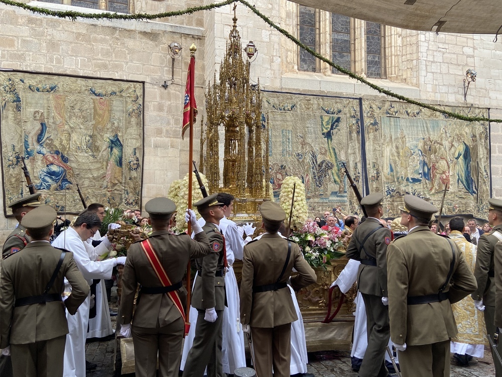 La Custodia ya procesiona por Toledo.