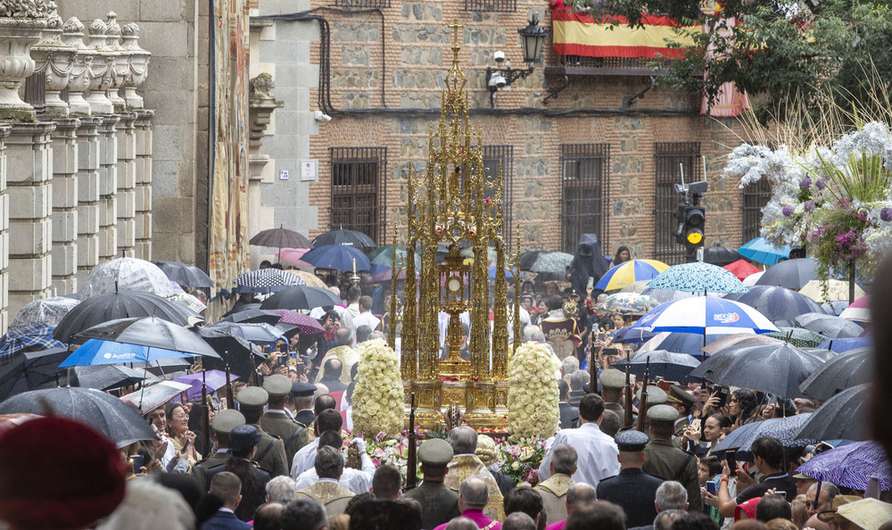 La Custodia de Arfe rodeada de paragüas.