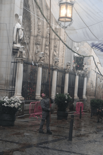 Pertiguero comprobando los toldos en la Puerta de los leones