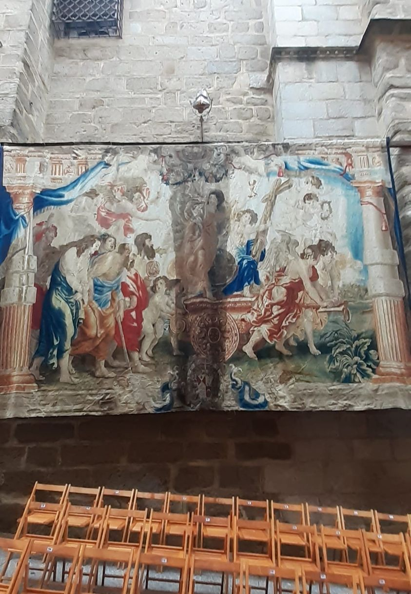 Tapiz colgando de los muros de la catedral