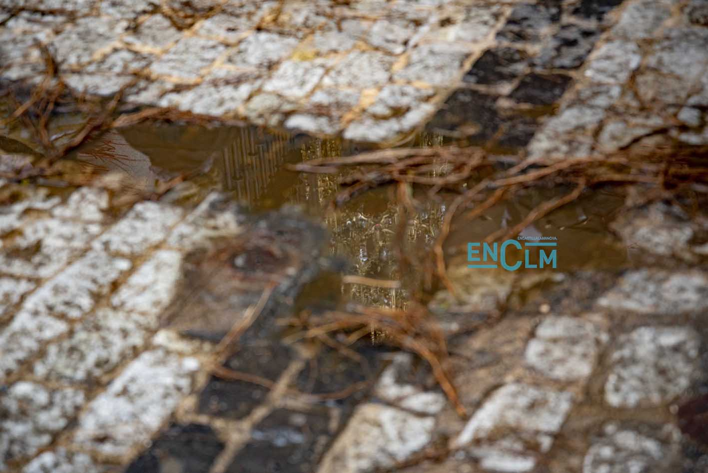 Tomillo esparcido y mojado a lo largo del recorrido procesional