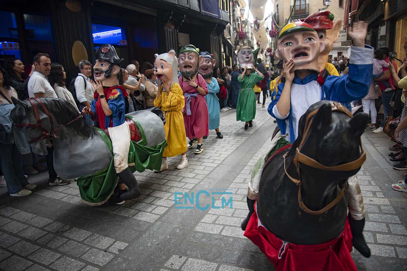 Cabezudos por la calle Ancha (Calle Comercio)