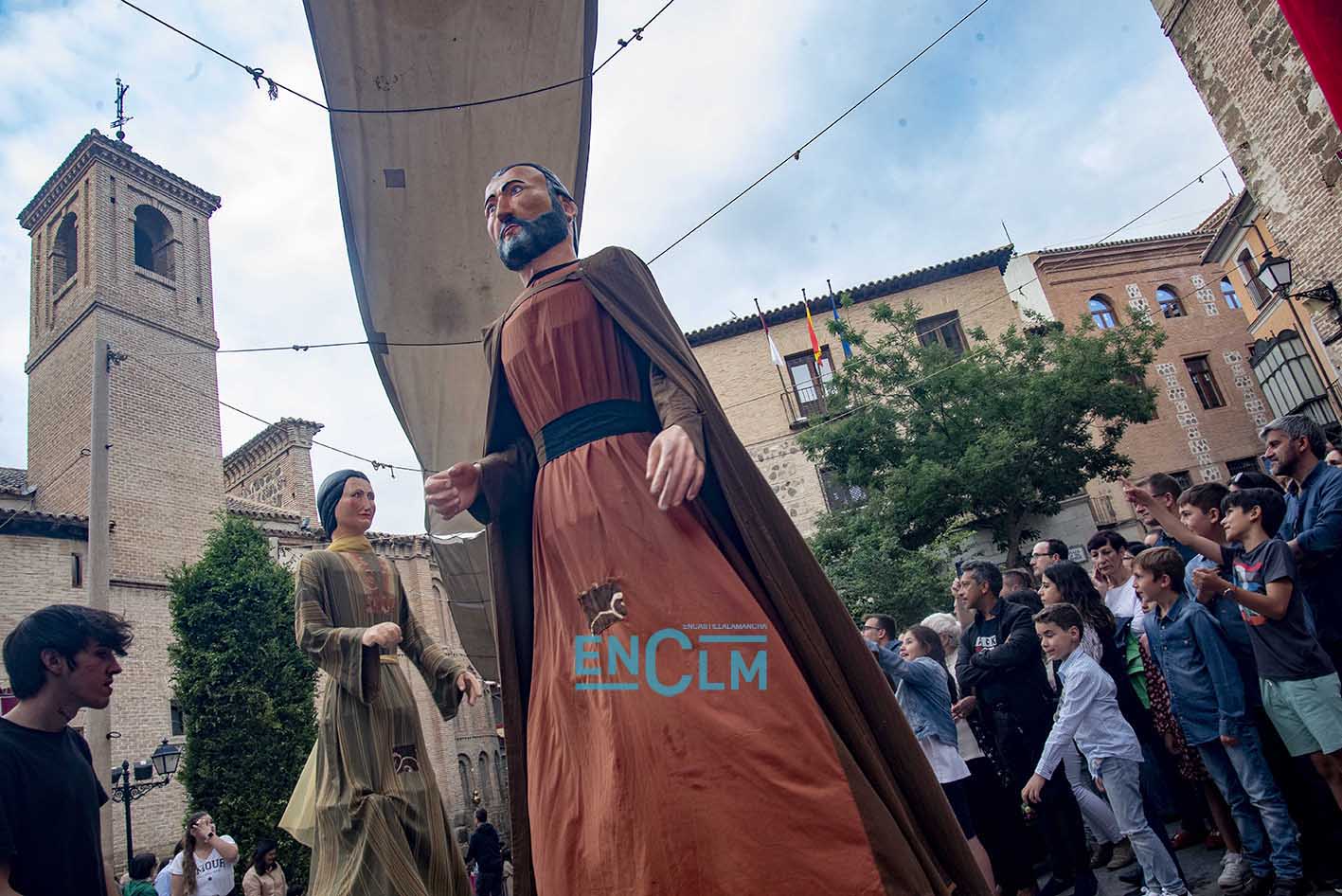 Gigantones en la plaza de San Vicente.