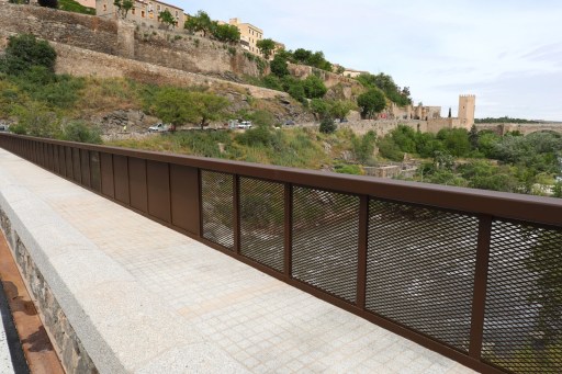 pasarela del puente y vista de Toledo
